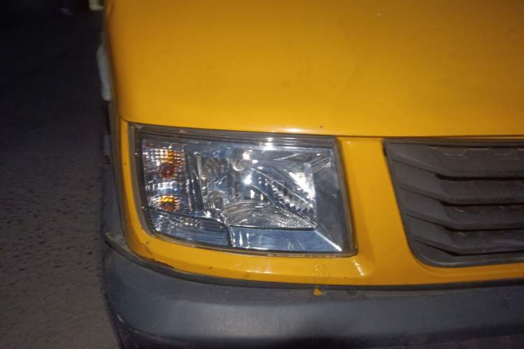 Used Iveco Daily 2020 2.5T A35 Passenger Van Single-Tire Mid-Roof Design 5-9 Seats with Sliding Side Door Meeting China V Emission Standards
