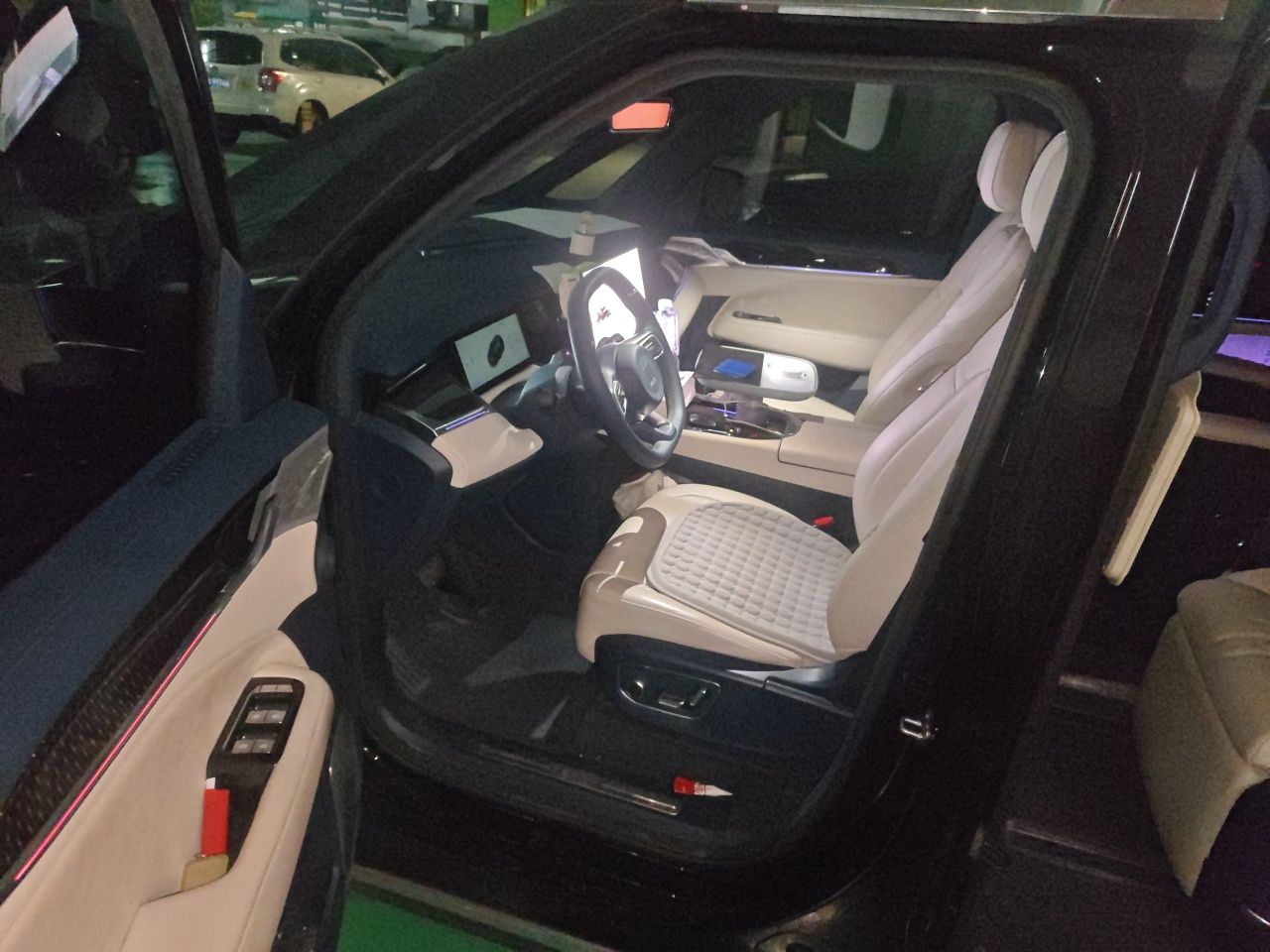 Zeekr 009 2024 7-Seater Walk-Through Version Four-Wheel Drive 108 kWh — снимка 16