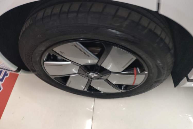 Used XPeng X9 2024 702 Ultra-Long Range Pro Right Rear Wheel Hub