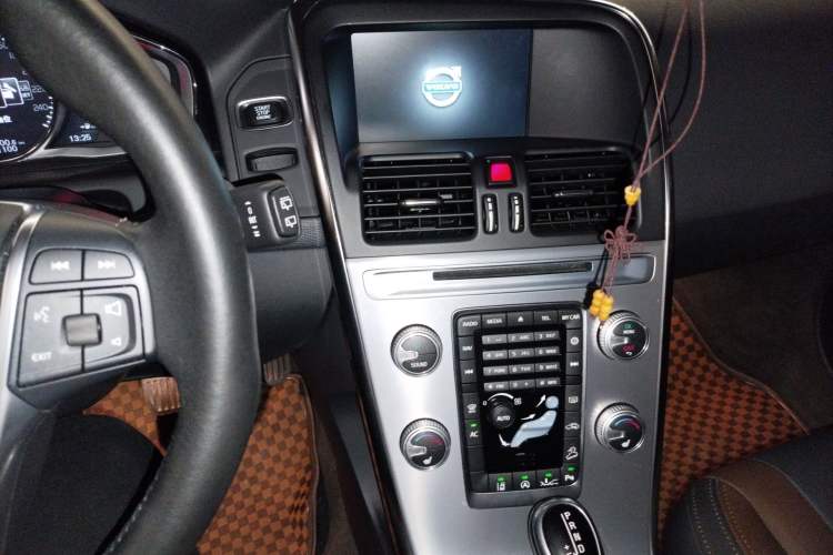 Used Volvo XC60 2017 T5 AWD Smart Range Edition Audio And AC Panel