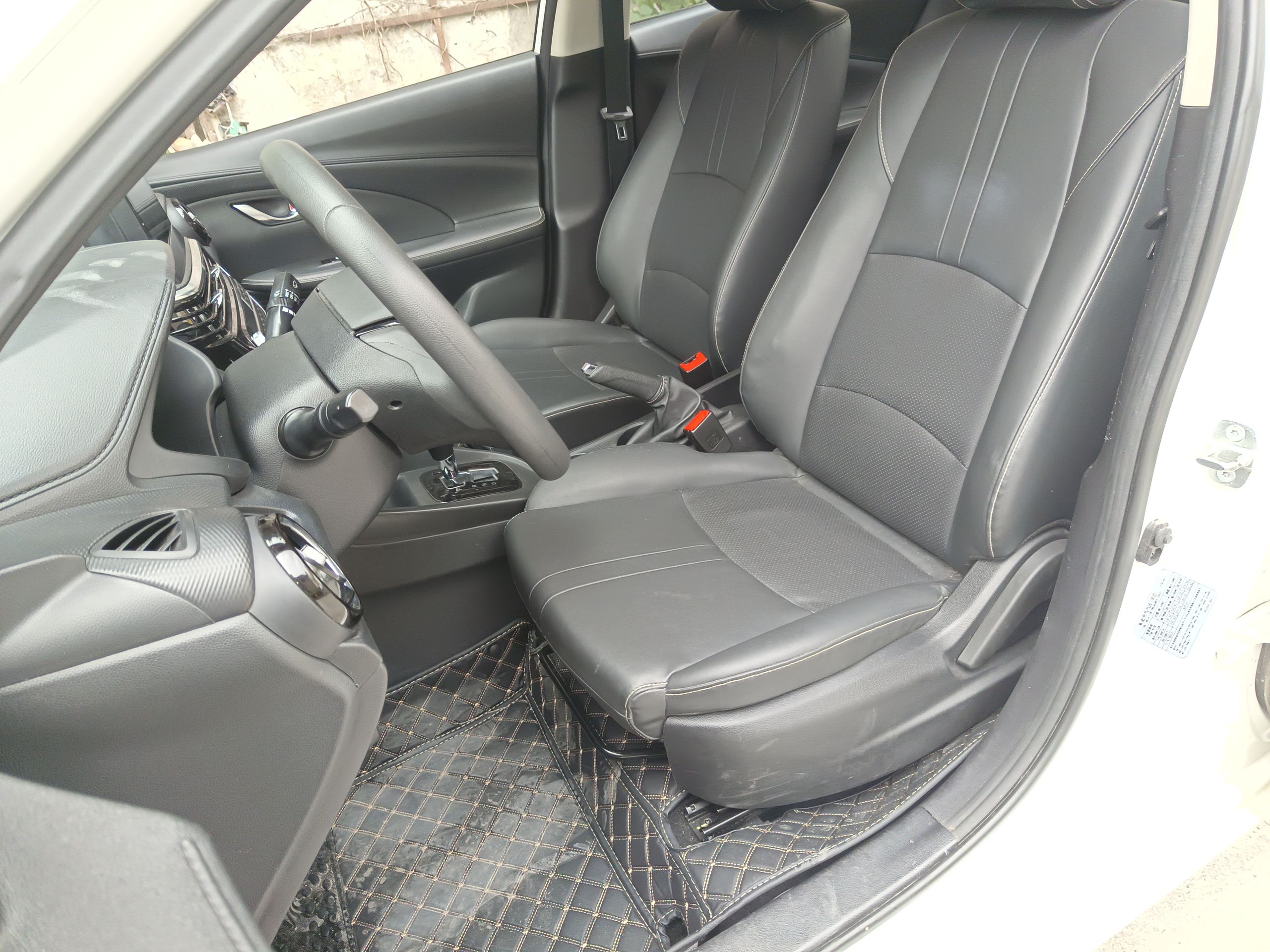 المقاعد الأمامية داخل السيارة