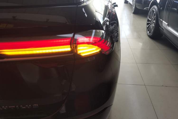 Used Lincoln Nautilus 2023 2.0T All-Wheel-Drive Luxury Hybrid Edition Right Rear Taillight