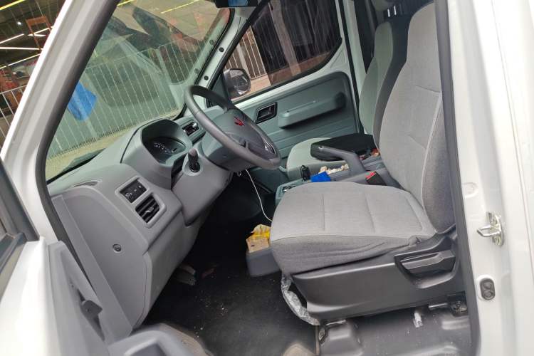 Used Wuling Yangguang 2024 300KM Comfort Version Passenger Van 75kW
