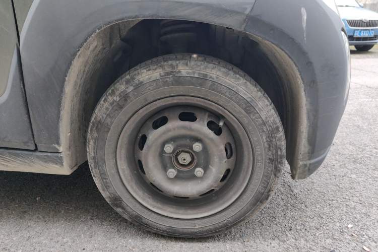 Used Baojun E100 2019 250KM Smart Drive Edition Right Front Wheel Hub