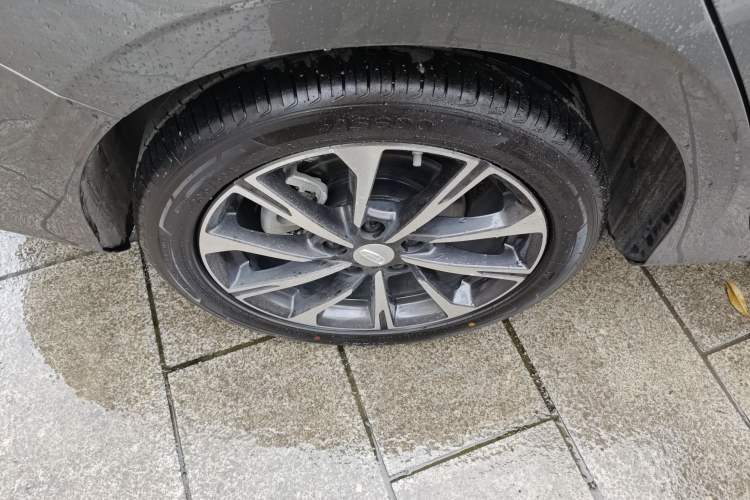 Used Geely Auto Emgrand 2025 4th Generation 1.5L CVT Luxury Version Right Rear Wheel Hub