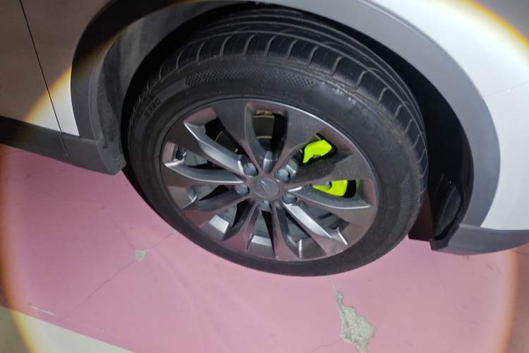 Used Geometry C 2020 Selected Range Edition 550 KM C++ Right Front Wheel Hub