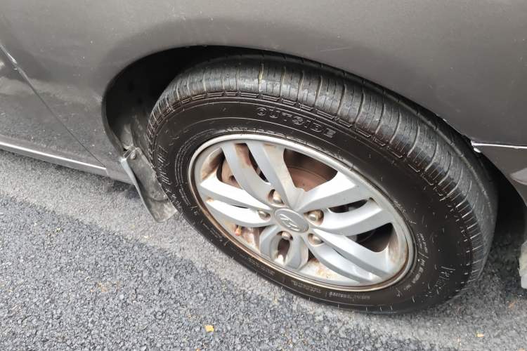 Used Hyundai Celesta 2011 1.6L Automatic Comfort Edition Right Front Wheel Hub