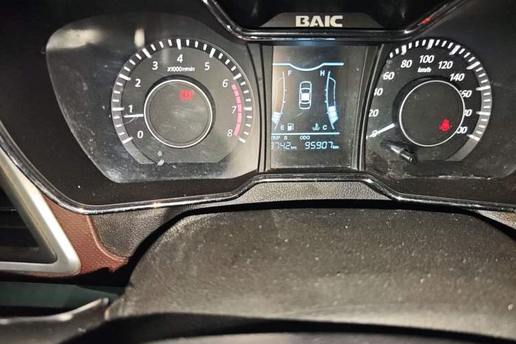 Used HYOSOW H3 2015 1.5L manual Comfort trim level Odometer Close Up