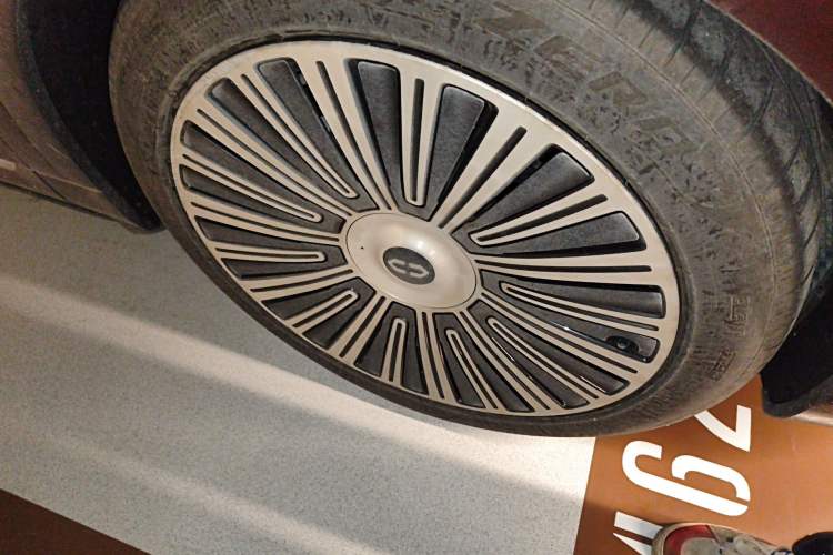 Used Hima AITO M9 2025 Extended-Range Ultra Version 52 kWh 6-Seater Right Front Wheel Hub