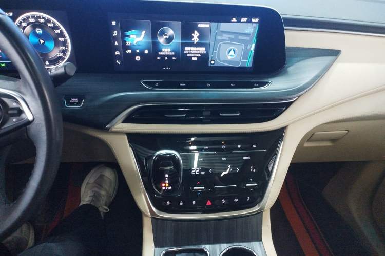 Used Buick GL8 2022 ES Landtrek 653T Luxury Edition Audio And AC Panel