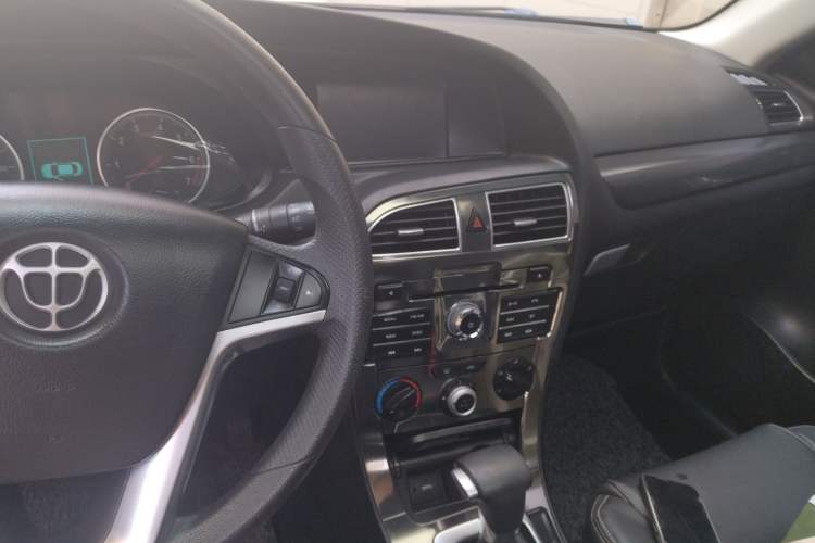 Used Brilliance V5 2014 1.5T Automatic Two-Wheel Drive Sport Model Center Console
