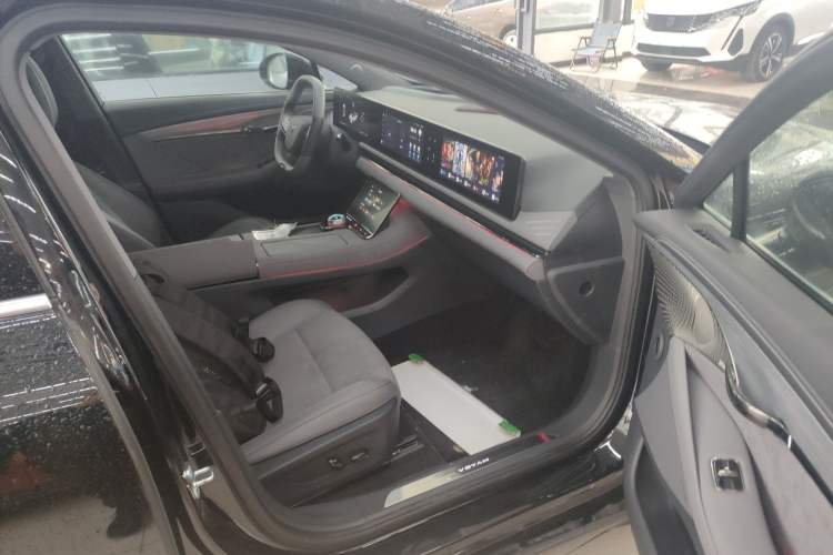 Used VOYAH PASSION 2024 PHEV Four-Wheel Drive Ultra-Long Range Flagship Model
