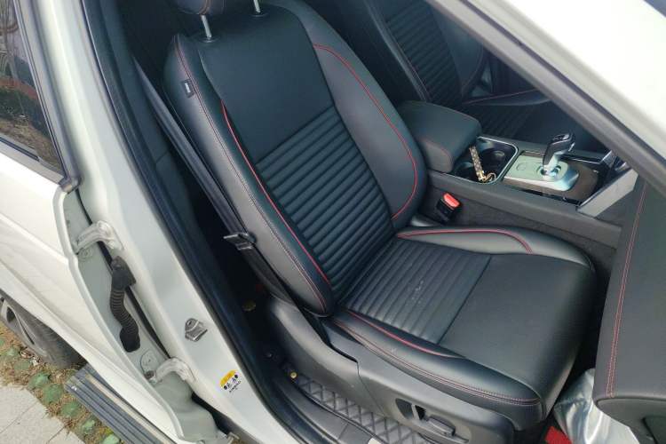 Used Land Rover Discovery Sport 2021 249 PS R-Dynamic S Performance Edition Right Front Seat