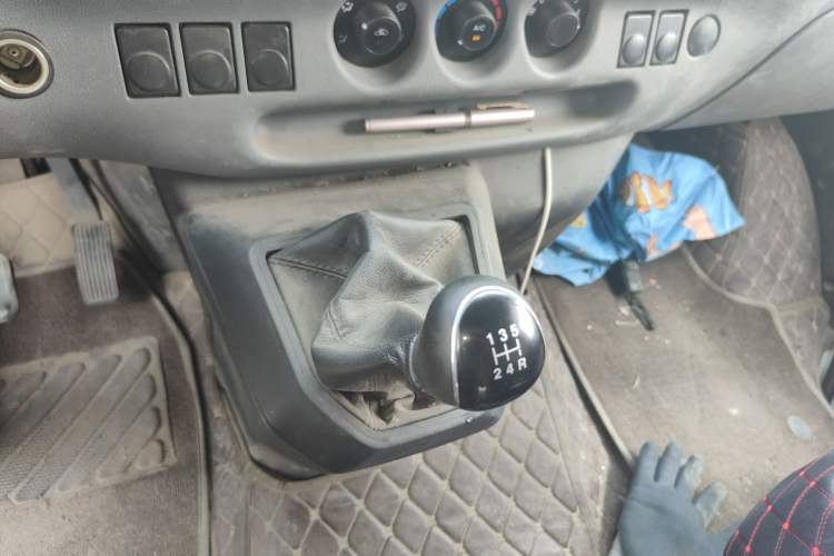 Used JMC Transit 2019 2.8T Commercial Version Long Wheelbase Mid-Roof 6-Seater Rear Single Tire China VI Emission Standard – JX493 Gear Lever