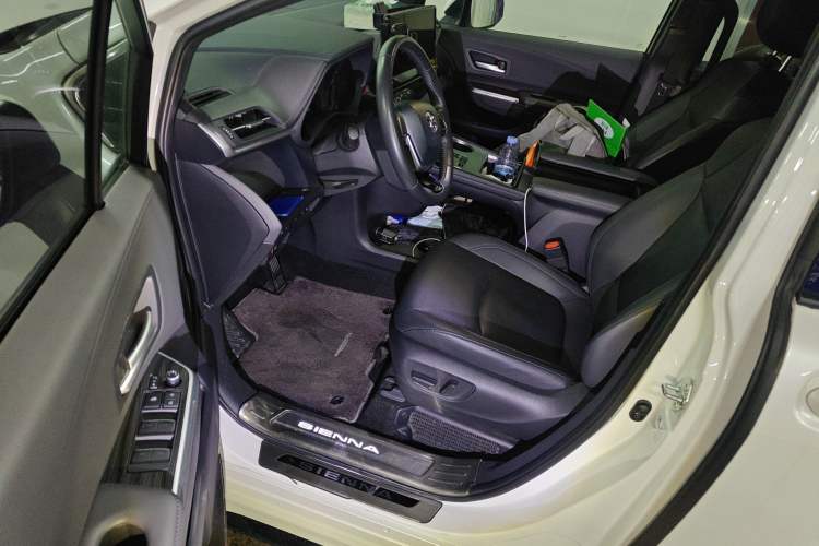 Used Toyota SIENNA 2023 2.5L Hybrid Deluxe Edition Left Front Seat