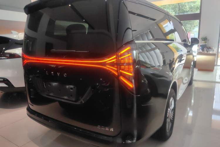 Used Geely Galaxy LEVC L380 2024 140-Degree 6-Seater All-Wheel-Drive Ultra