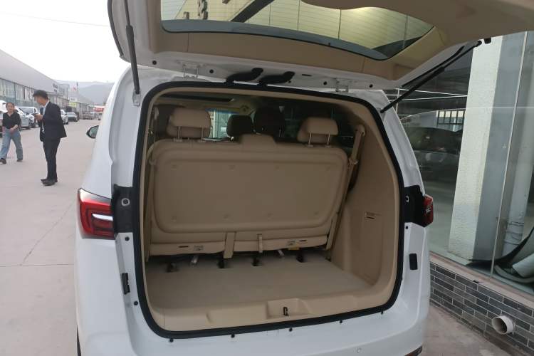 Used Buick GL8 2023 Facelifted Land Cruiser Executive Luxury Version
