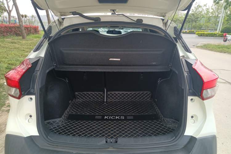 Used Nissan Kicks 2018 1.5L CVT Smart Connect Luxury Edition Trunk