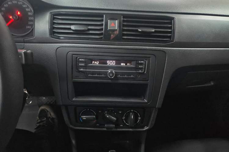 Used Volkswagen Santana 2016 1.6L Automatic Fashion Edition Audio And AC Panel