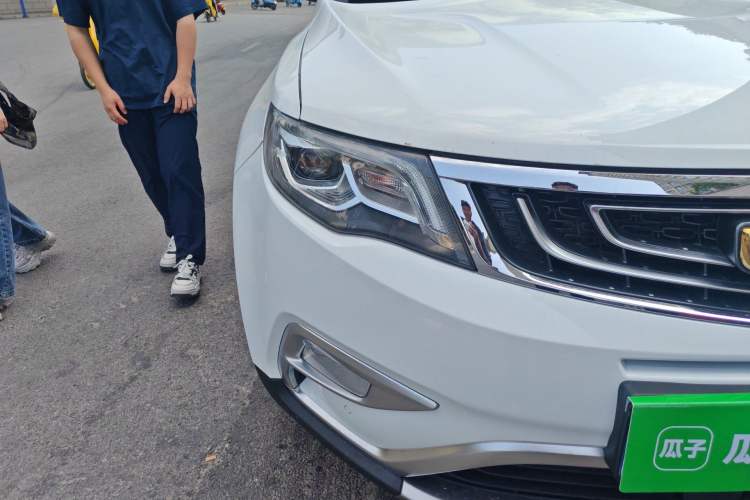 Used Geely Auto Emgrand X7 Sport 2016 1.8TD Automatic ZhiZun Version Right Front Headlight