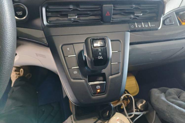 Used Ford Transit T8 2024 T8 2.3T Diesel Automatic Mid-Drive Mid-Roof 6-Seater Fully Equipped 2/2/2 Configuration
