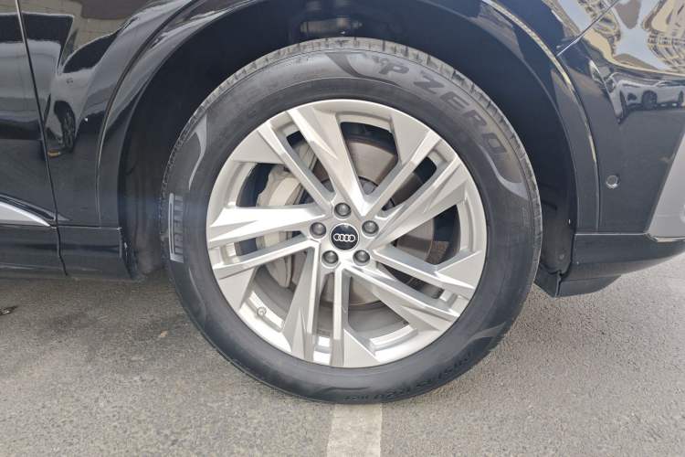 Used Audi Q7 2023 45 TFSI quattro S line Sport model Right Front Wheel Hub