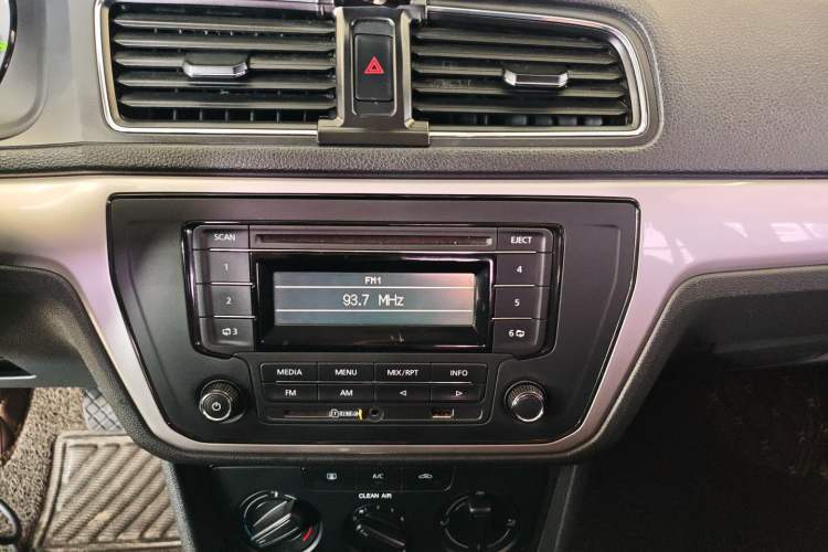 Used Volkswagen Gran Lavida 2017 1.6L Automatic Fashion Edition Audio And AC Panel