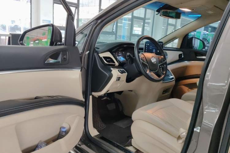 Used Buick GL8 2023 Facelifted Land Cruiser Executive Luxury Version