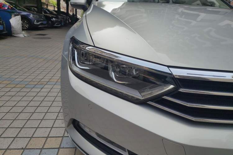 Used Volkswagen Magotan 2018 Facelift 380TSI DSG Luxury Version Right Front Headlight