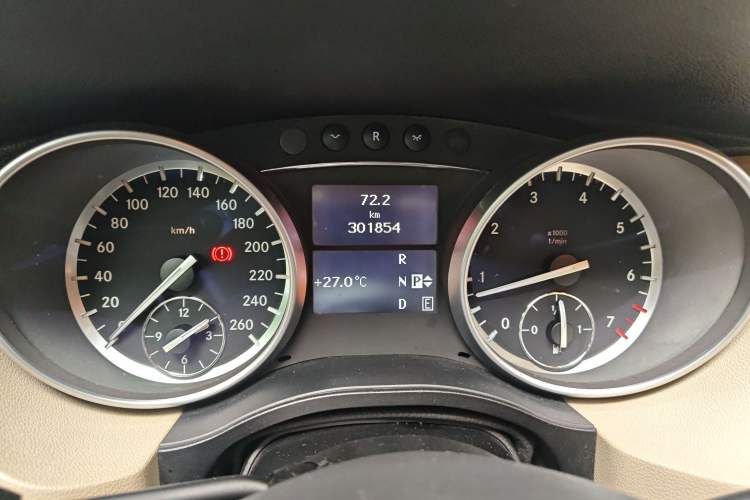 Used Mercedes-Benz R-Class 2015 R 320 4MATIC Luxury Model Odometer Close Up