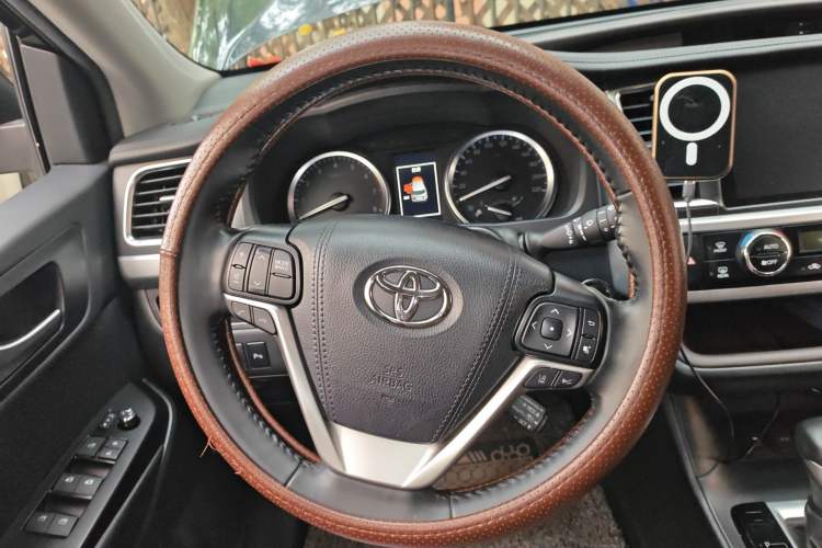 Used Toyota Highlander 2018 2.0T Four-Wheel Drive Prestige Version 7 Seats China V Emission Standard Steering Wheel