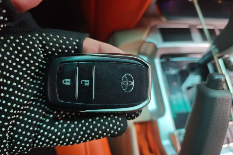 Used Toyota Land Cruiser 2012 4.0L Automatic VX
