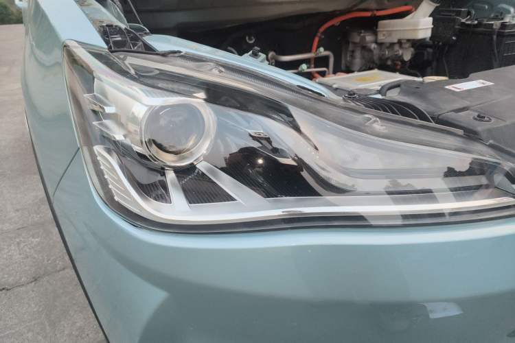 Used NETA V 2021 Standard Range Entertainment Version – Upgraded Model Right Front Headlight