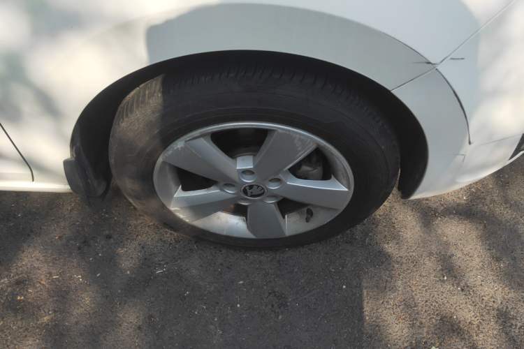 Used Skoda Rapid 2013 1.6L Automatic Smart Selection Model Right Front Wheel Hub