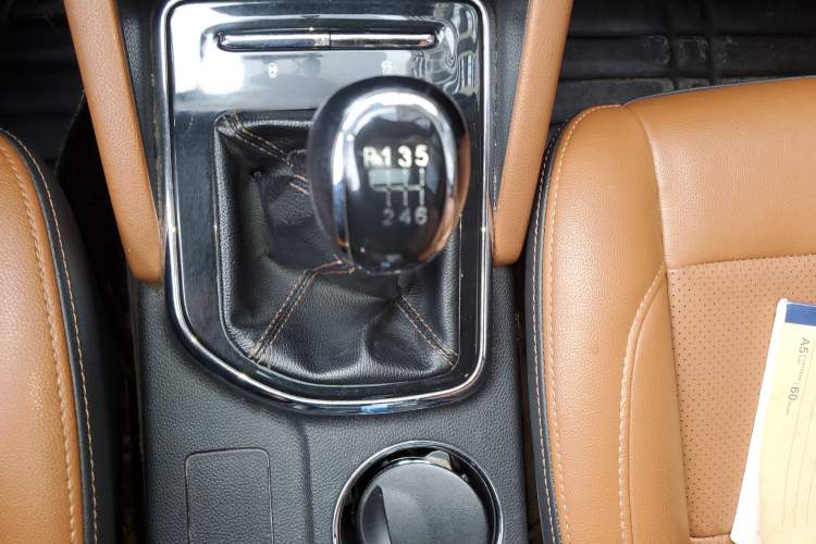 Used CHANGAN OSHAN CX70 2017 Facelifted CX70T 1.5T Manual High-Performance Edition
