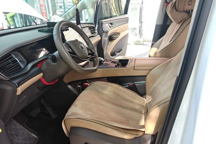 Used Denza D9 2022 EV 600 Four-Wheel Drive Prestige Model
