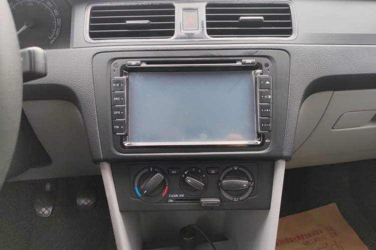 Used Skoda Rapid 2016 1.6L Manual Front-Wheel-Drive Version Audio And AC Panel