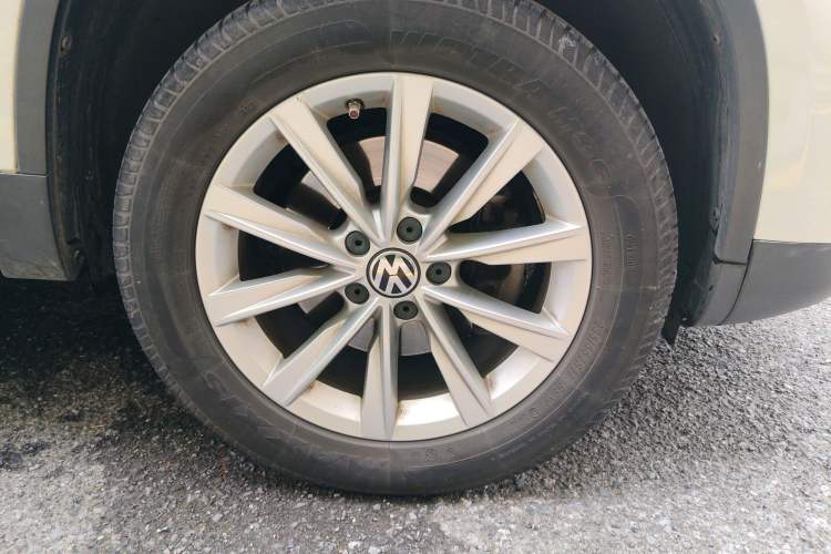 Used Volkswagen Tiguan 2016 280TSI Automatic Two-Wheel-Drive Silk Road Style Edition Right Front Wheel Hub