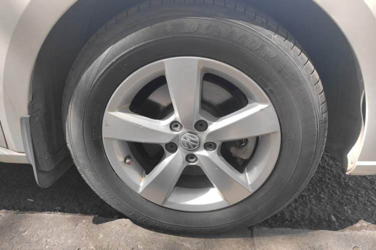 Used Volkswagen Lavida 2015 1.6L Automatic Fashion Edition Right Front Wheel Hub