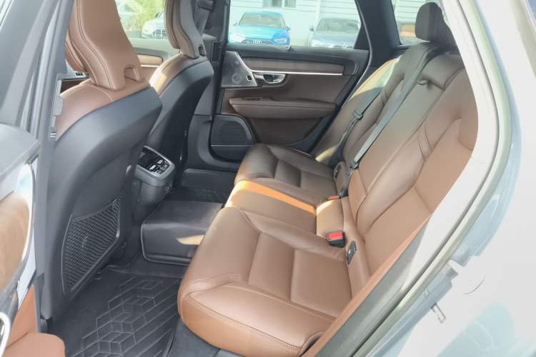 Used Volvo V90 2023 Cross Country B5 AWD Prestige Edition
