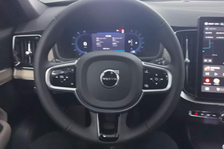 Used Volvo XC90 2025 Facelifted B6 Zhiyuan Luxury Version with 6 Seats
