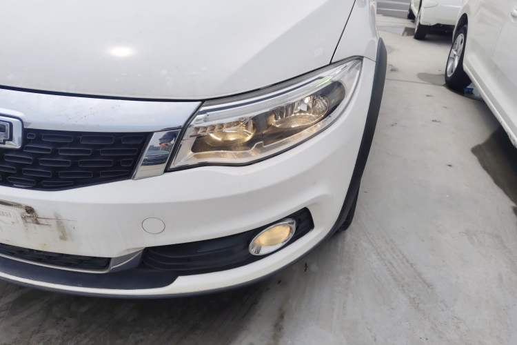 Used Qoros 3 2016 Urban SUV 1.6T Automatic Zhiyue Model Left Front Headlight