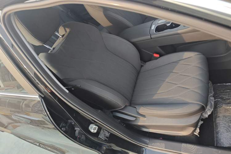 Used Chery Tiggo 8 PLUS C-DM 2025 1.5T 116 km Luxury Version 5 Seats
