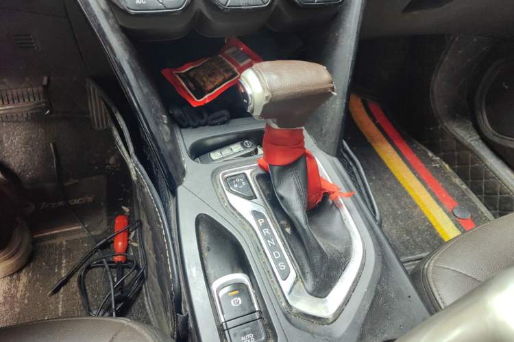 Used GAC Trumpchi GS4 2017 235T Automatic Two-Wheel Drive Luxury Smart Connectivity Version Gear Lever