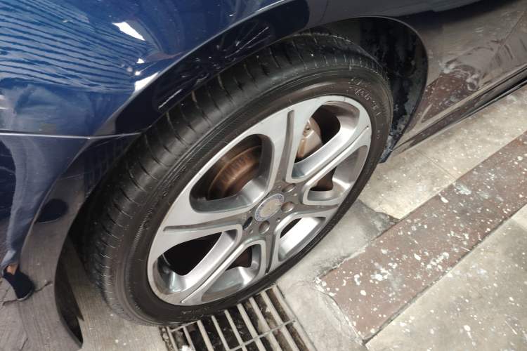 Used Mercedes-Benz E-Class 2016 E 300 L Sporty and Stylish Model Exterior 4