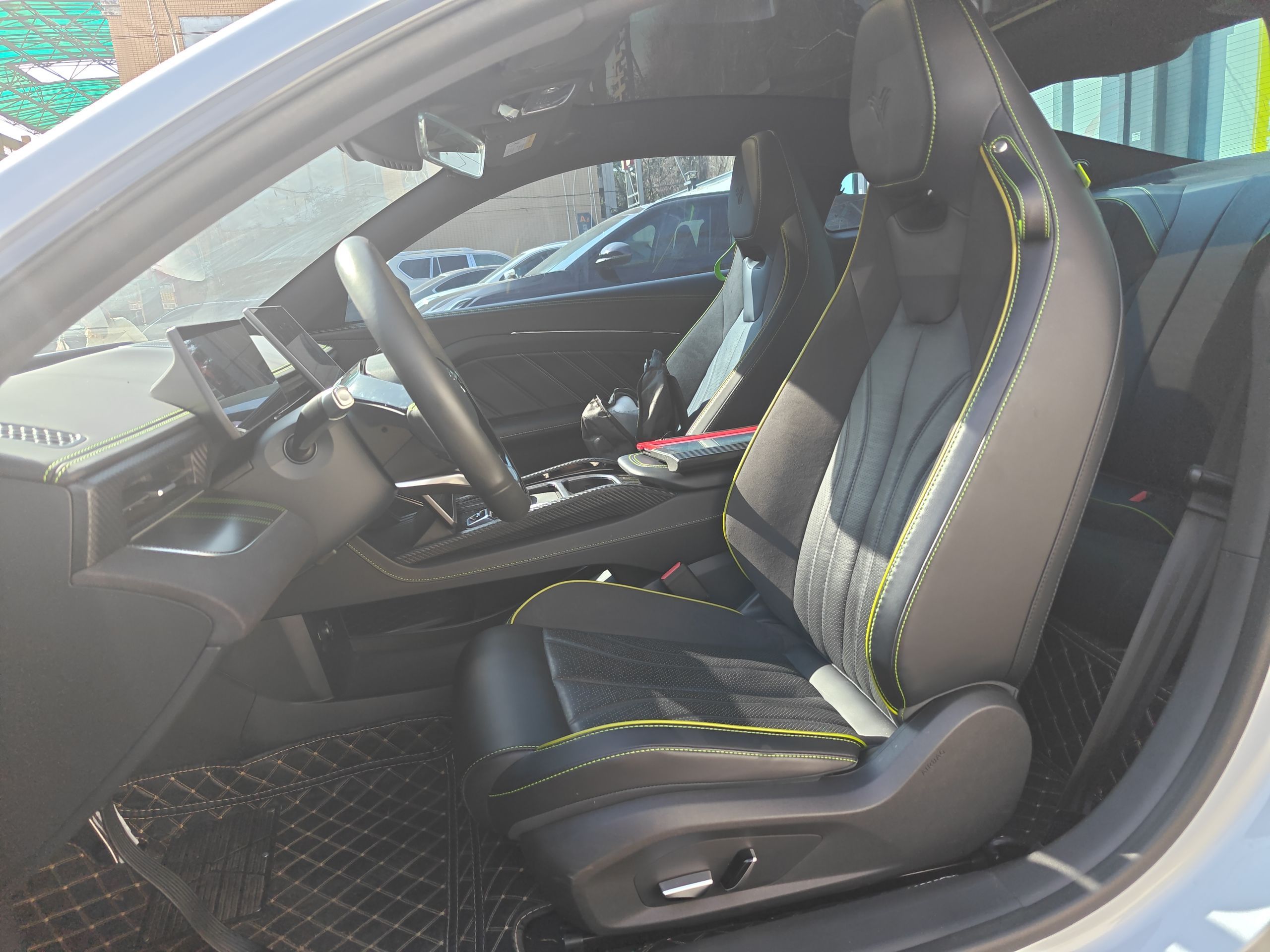 المقاعد الأمامية داخل السيارة