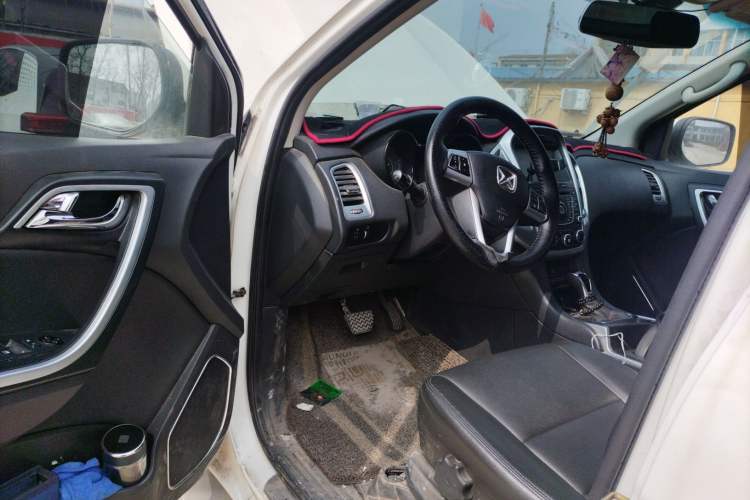 Used JMC Yusheng S350 2014 2.4T Automatic 2WD Diesel Luxury Version with Sunroof 5 Seats
