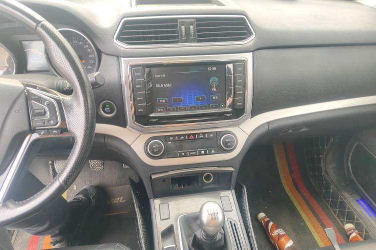 Used Haval H6 2015 Upgraded Model 1.5T Manual Two-Wheel Drive Prestige Version