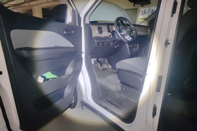 Used Ruichi EC75 2025 Model Passenger Vehicle Smart Driving Ultra-Charging Edition, Pioneer Type I, 52.16 kWh