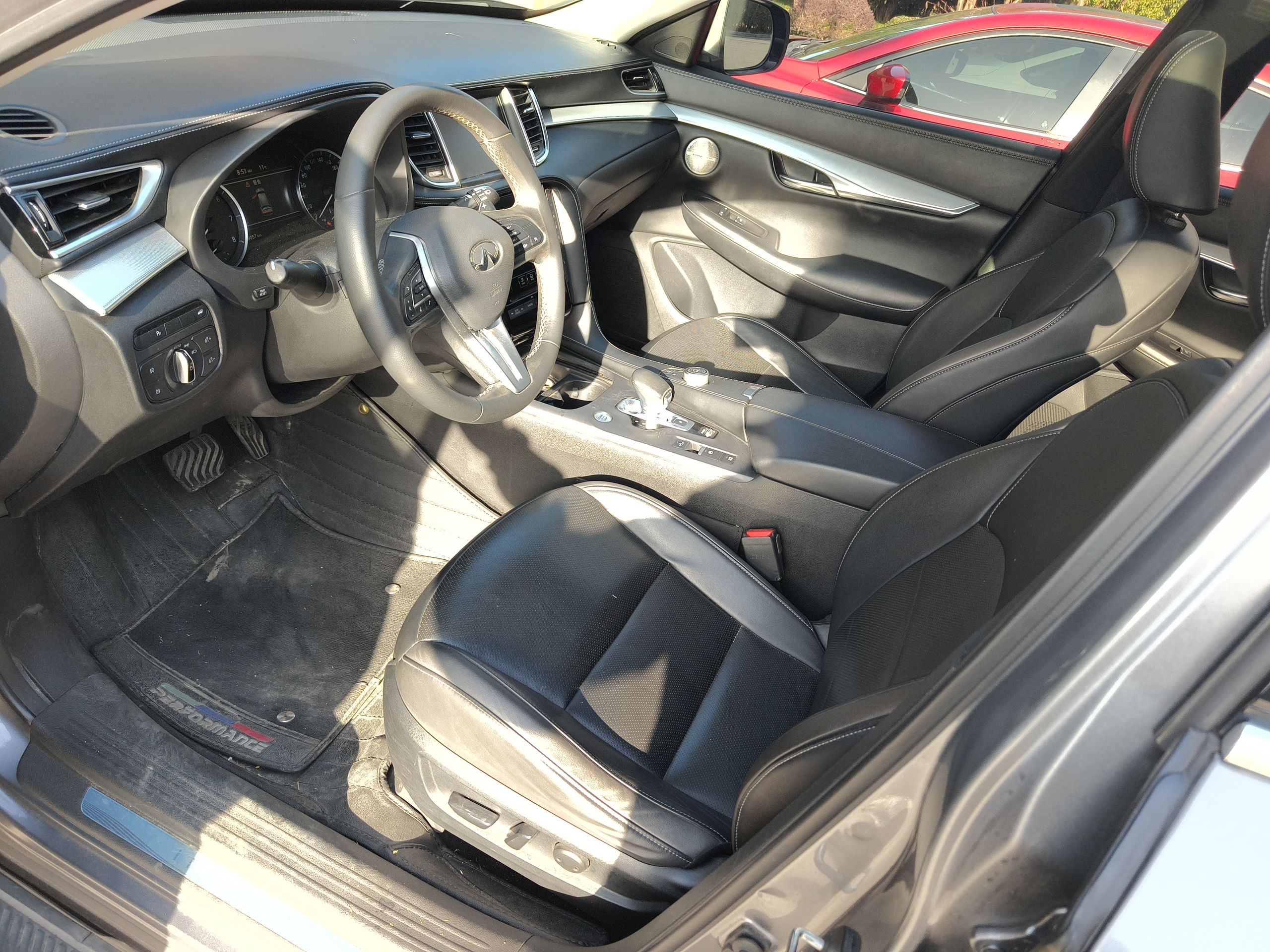 المقاعد الأمامية داخل السيارة